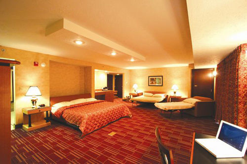 Bertram Inn And Conference Center Aurora Екстериор снимка