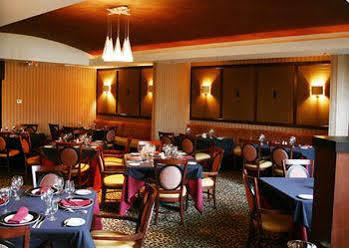 Bertram Inn And Conference Center Aurora Екстериор снимка